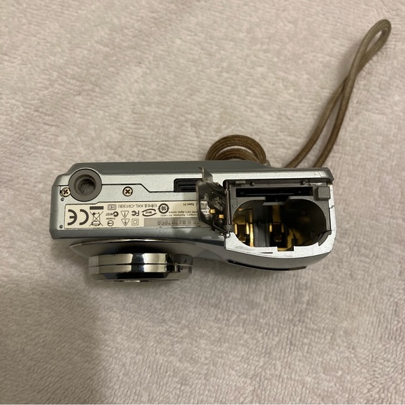 Gateway DC-T50 Silver Digital Camera - Picture 3 of 8